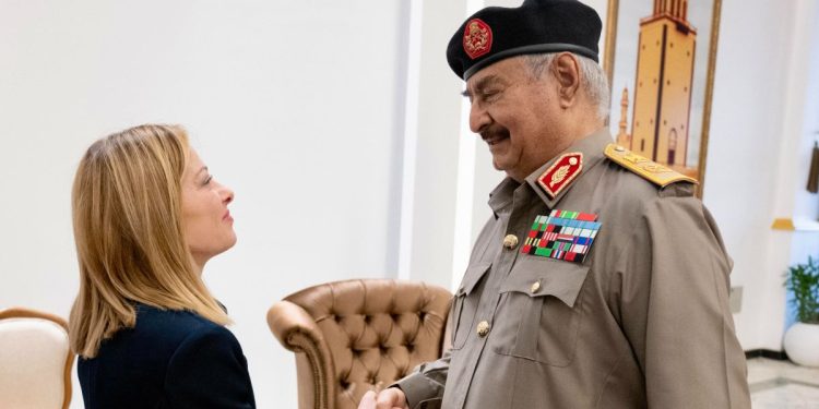 Giorgia Meloni con il generale Khalifa Haftar (Ansa)