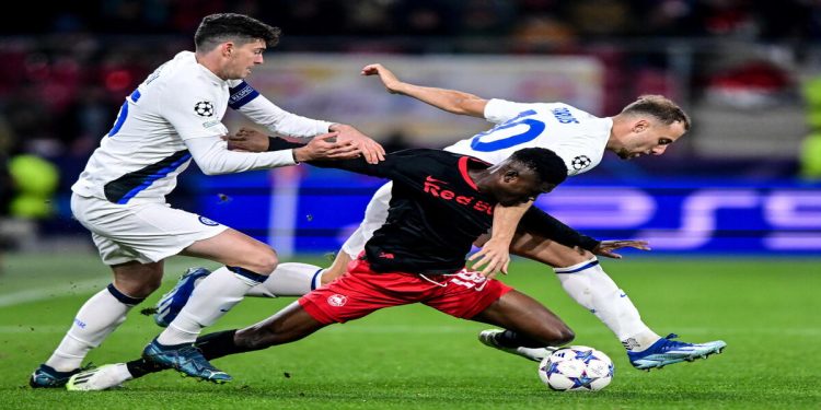 epa10965181 FC Salzburg's Karim Konate (C) in action against Inter's Carlos Augusto (R) during the UEFA Champions League soccer Group D soccer match between RB Salzburg and Inter Milan, in Salzburg, Austria, 08 November 2023.  EPA/Christian Bruna