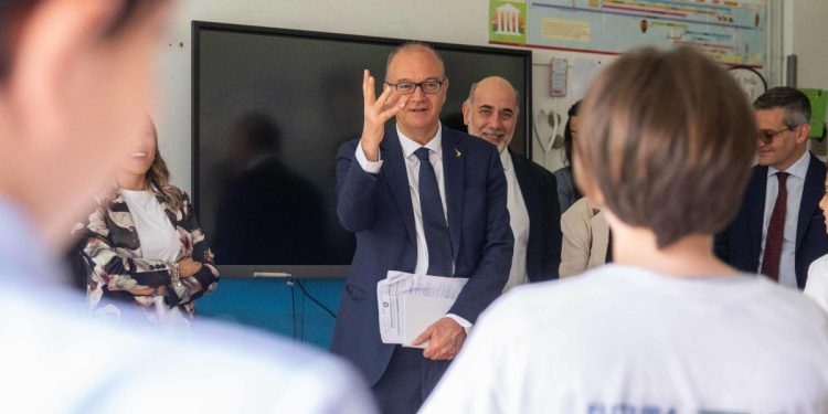 Ministro Valditara in una scuola milanese