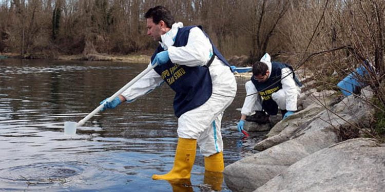 Uomini del Corpo Forestale effettuano i prelievi di campioni di acqua per la successiva analisi ed individuazione di eventuali sostanze inquinanti (Ansa)