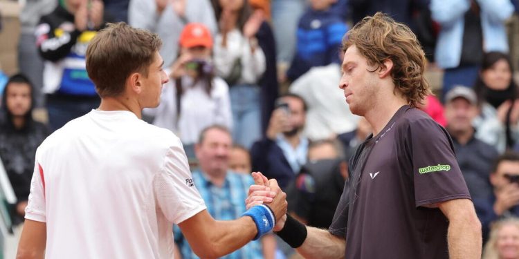 Il saluto tra Matteo Arnaldi e Andrey Rublev (Foto ANSA)