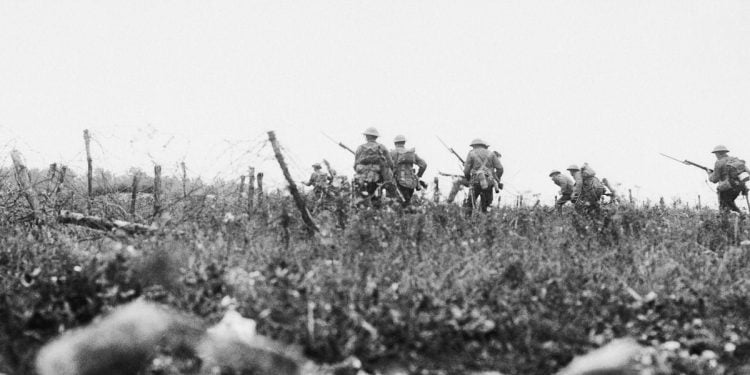 Fanteria britannica del Wiltshire Regiment all'attacco nei pressi di Thiepval, 7 agosto 1916, durante la battaglia della Somme (Wikipedia)