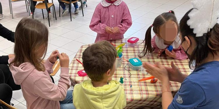 Inserimento di bambini ucraini in una scuola della Val di Vara (La Spezia) (foto Laura Ivani YL2)