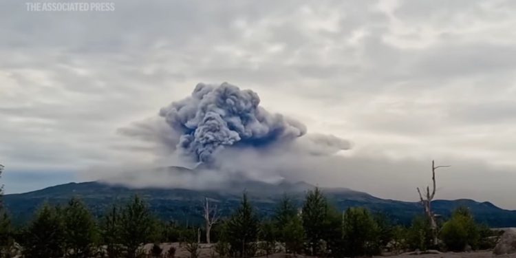 Eruzione vulcano dopo terremoto in Russia (screen YouTube)