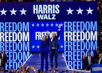 Kamala Harris con Walz alla convention Dem