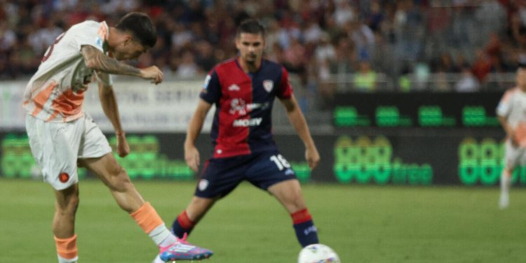 Matias Soulé al tiro con la Roma (Foto ANSA)