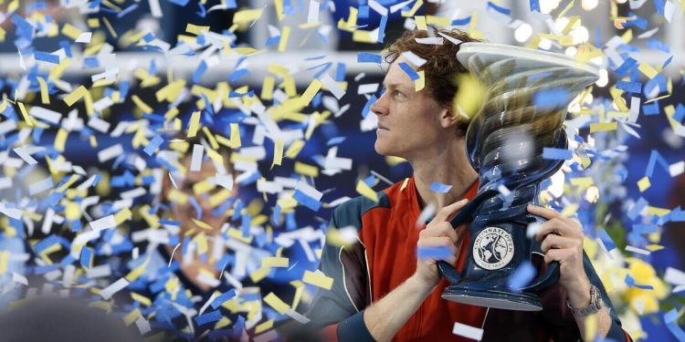 Jannik Sinner con il trofeo del Cincinnati Open (Foto ANSA)