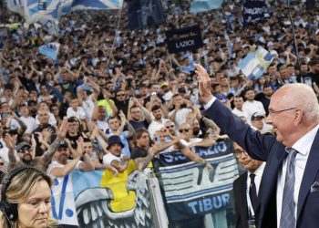 Sven-Goran Eriksson omaggiato dai tifosi della Lazio (Foto ANSA)