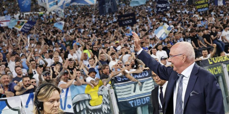 Sven-Goran Eriksson omaggiato dai tifosi della Lazio (Foto ANSA)