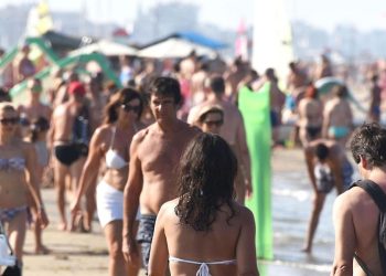 In spiaggia a Rimini (Ansa)