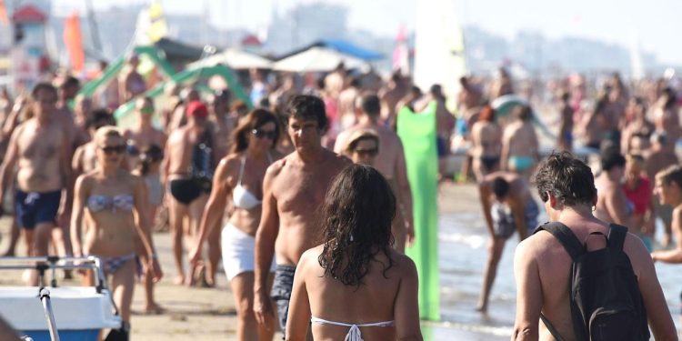 In spiaggia a Rimini (Ansa)