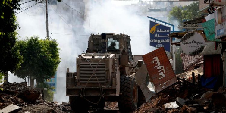 Bulldozer di Israele nelle strade di Jenin, in Cisgiordania (Ansa)