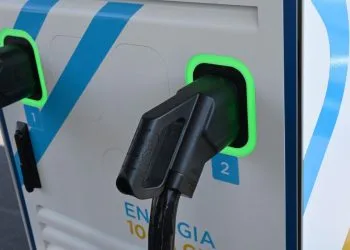 Colonnina di rifornimento per auto elettrica (Ansa)