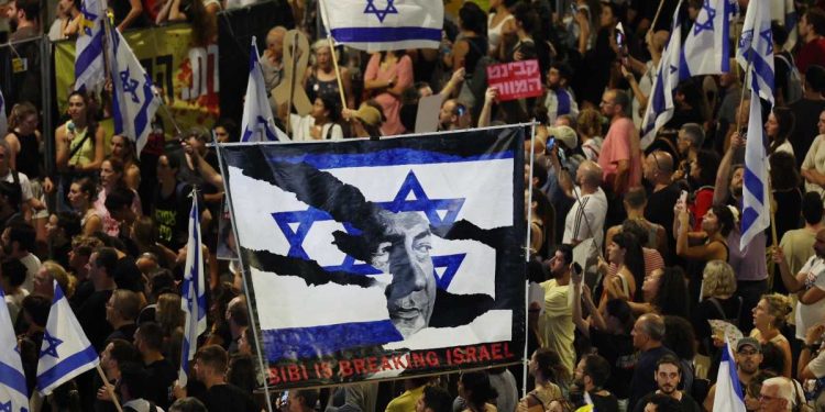 Protesta contro il Governo Netanyahu a Tel Aviv (Ansa)