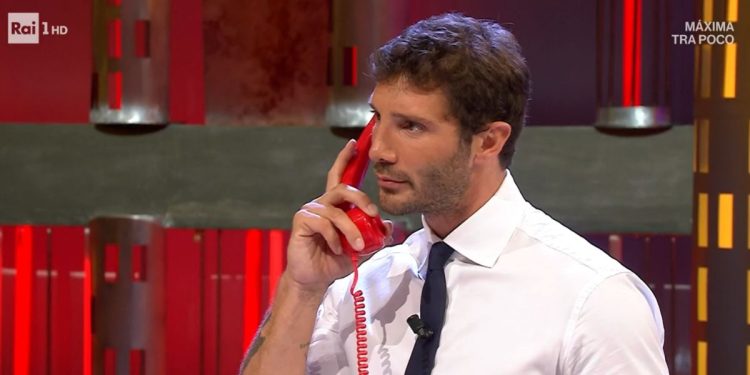 Stefano De Martino ad Affari Tuoi (Foto: screenshot da Raiplay)