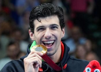 Simone Barlaam con la medaglia d'oro alle Paralimpiadi Parigi 2024 (Foto ANSA)