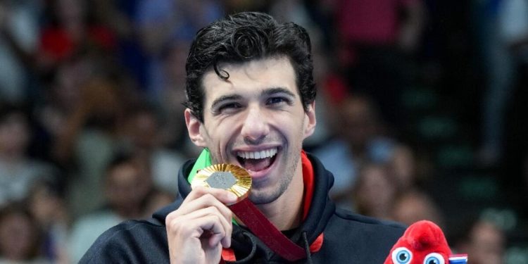 Simone Barlaam con la medaglia d'oro alle Paralimpiadi Parigi 2024 (Foto ANSA)