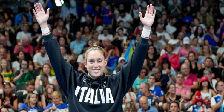 Carlotta Gilli festeggia con la medaglia alle Paralimpiadi Parigi 2024 (Foto ANSA)