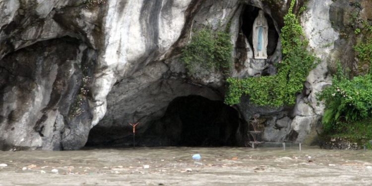 Grotta delle apparizioni di Lourdes