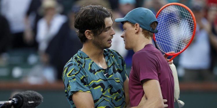 Taylor Fritz e Jannik Sinner si salutano a rete (Foto ANSA)