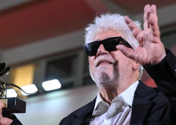 Pedro Almodóvar si è aggiudicato il Leone d'Oro dell'81esimo Festival del cinema di Venezia (Ansa)