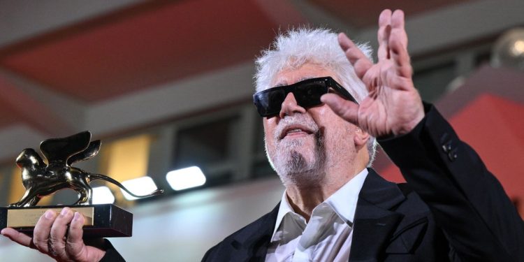 Pedro Almodóvar si è aggiudicato il Leone d'Oro dell'81esimo Festival del cinema di Venezia (Ansa)