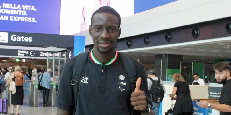 Ndiaga Dieng, portabandiera dell'Italia nella cerimonia di chiusura delle Paralimpiadi Parigi 2024 (Foto ANSA)