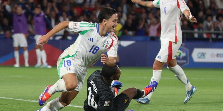 Giacomo Raspadori in gol in Francia Italia (Foto ANSA)