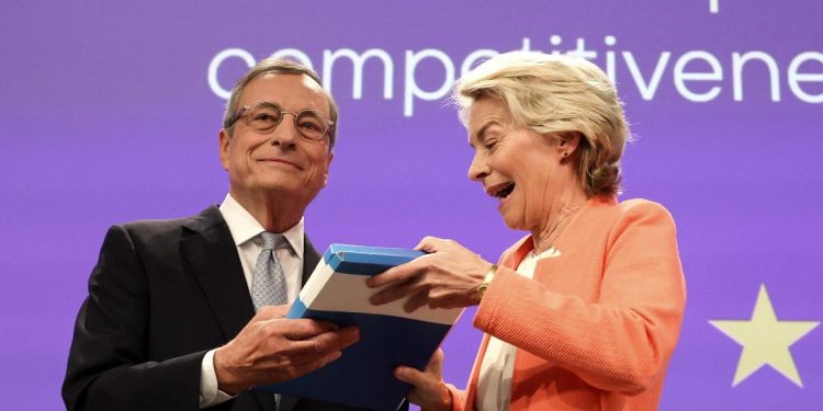 Mario Draghi con Ursula von der Leyen (Ansa)