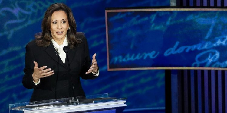 Kamala Harris durante il dibattito tv con Donald Trump (Ansa)