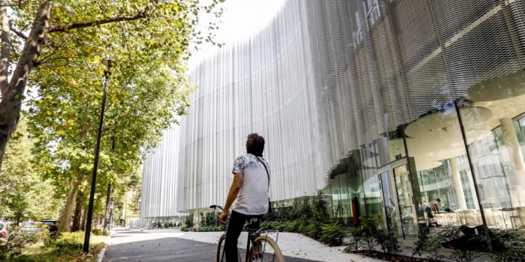 La sede dell'Università Bocconi in via Sarfatti (Ansa)