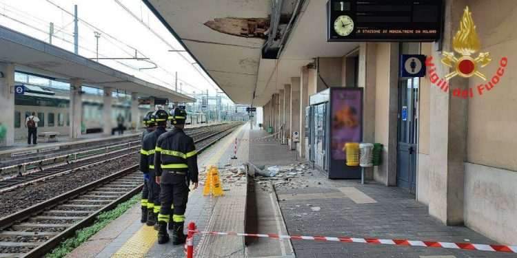 Crolla pensilina stazione Monza (foto vigili del fuoco)