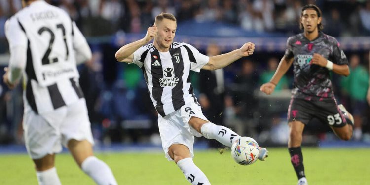 Teun Koopmeiners al tiro con la Juventus (Foto ANSA)