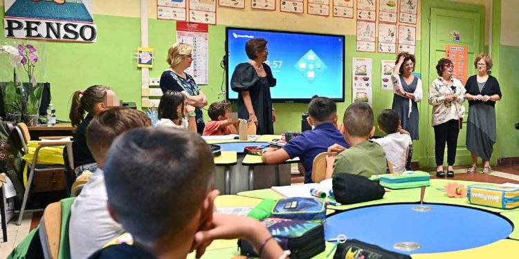 Primo giorno di scuola a Torino (Ansa)