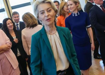 Ursula von der Leyen alla prima riunione dei commissari nominati (Ansa)