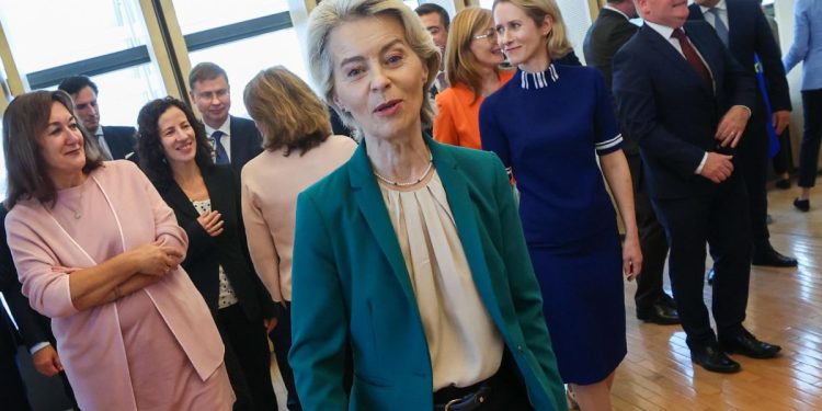 Ursula von der Leyen alla prima riunione dei commissari nominati (Ansa)