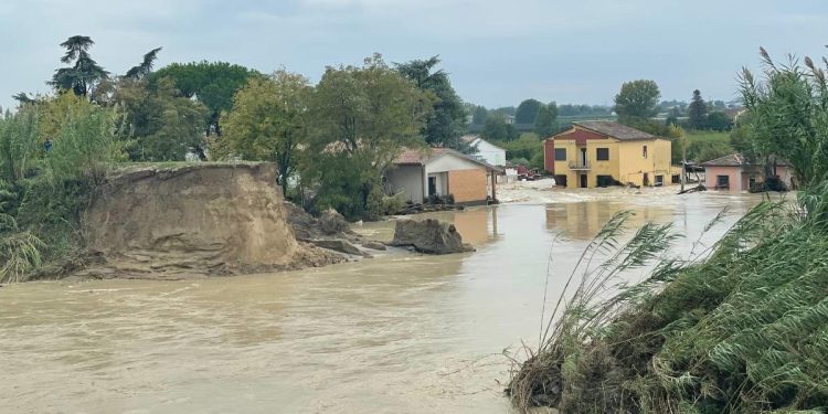 Lo squarcio che ha causato gli allagamenti a Traversara, frazione di Bagnacavallo (Ansa)