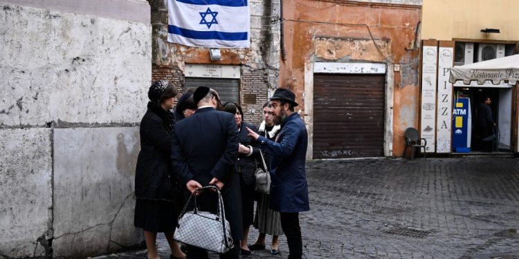 Alcuni abitanti del Ghetto Ebraico di Roma (Ansa)