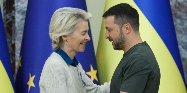 Ursula von der Leyen con Volodymyr Zelensky (Ansa)