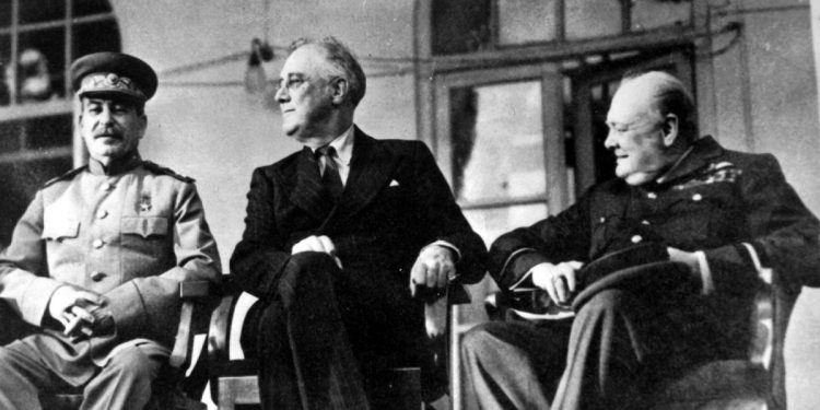 Conferenza di Yalta, 1945: da sin.: Stalin, Roosevelt, Churchill (Ansa)