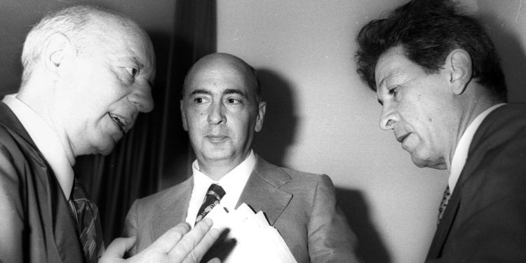 Roma, 1976: da sin. Giancarlo Pajetta, Giorgio Napolitano e Enrico Berlinguer (Ansa)