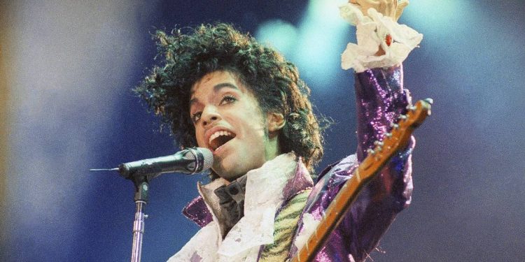 Prince, chi è il cantante di Purple Rain (Foto: Screenshot)