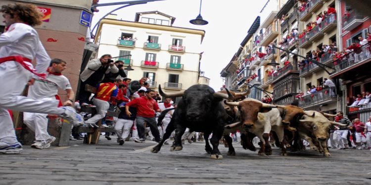 Un momento de "l'Encierro", la corsa dei tori, festa in onore di San Firmino di Amiens (Foto Web)