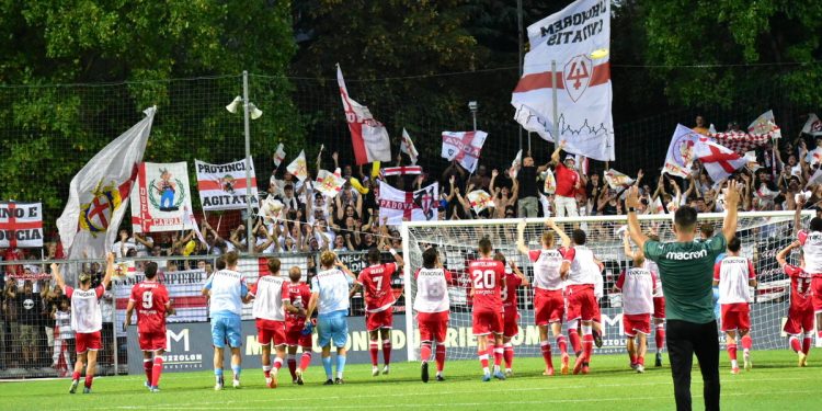 Video Padova Vicenza - Il Padova esulta con i suoi tifosi (da facebook.com/padovacalcio)