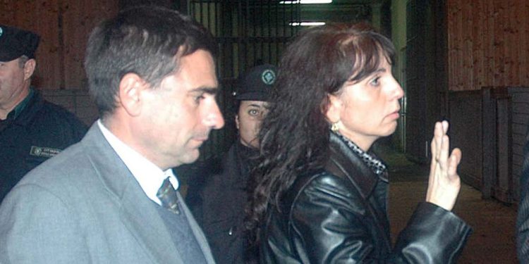 Foto di archivio del 2004 che mostra i genitori di Desirée al termine del processo a Giovanni Erra, assassino della giovane studentessa (Fonte: Ansa)