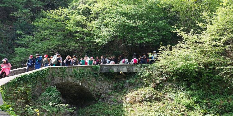 Camminando sul Sentiero del Viandante da Varenna a Bellano: ponte storico sul torrente Esino