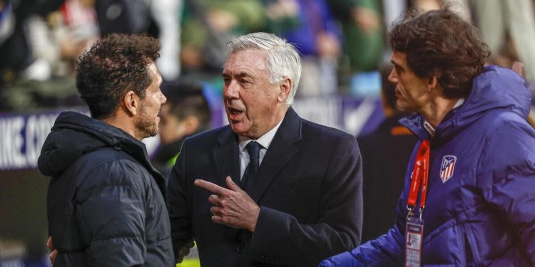 Il saluto tra Diego Simeone e Carlo Ancelotti prima di Atletico Madrid Real Madrid (Foto ANSA)