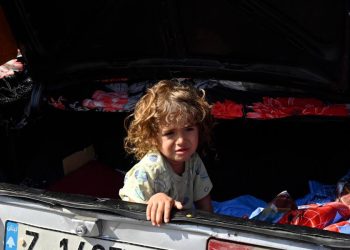 Bambina sfollata nel bagagliaio di un'auto dopo l'invasione israeliana (Ansa)