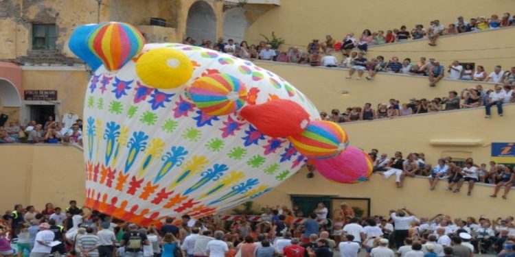 La gara delle mongolfiere a Ventotene in occasione di Santa Candida (Foto Web)