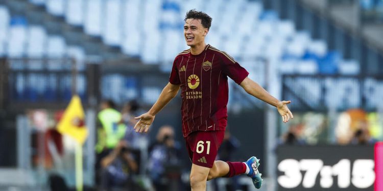 Niccolò Pisilli in gol con la Roma (Foto ANSA)